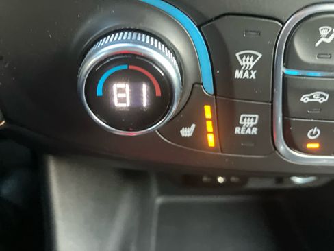 Used 2021 Chevrolet Traverse LT image 15