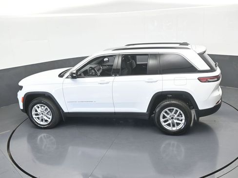 Used 2025 Jeep Grand Cherokee Laredo X RWD image 43