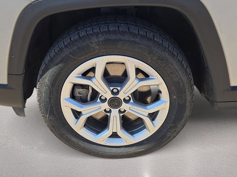 Used 2025 Jeep Compass Latitude AWD/4WD image 10