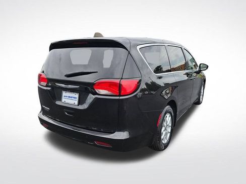 Used 2022 Chrysler Voyager LX FWD image 6