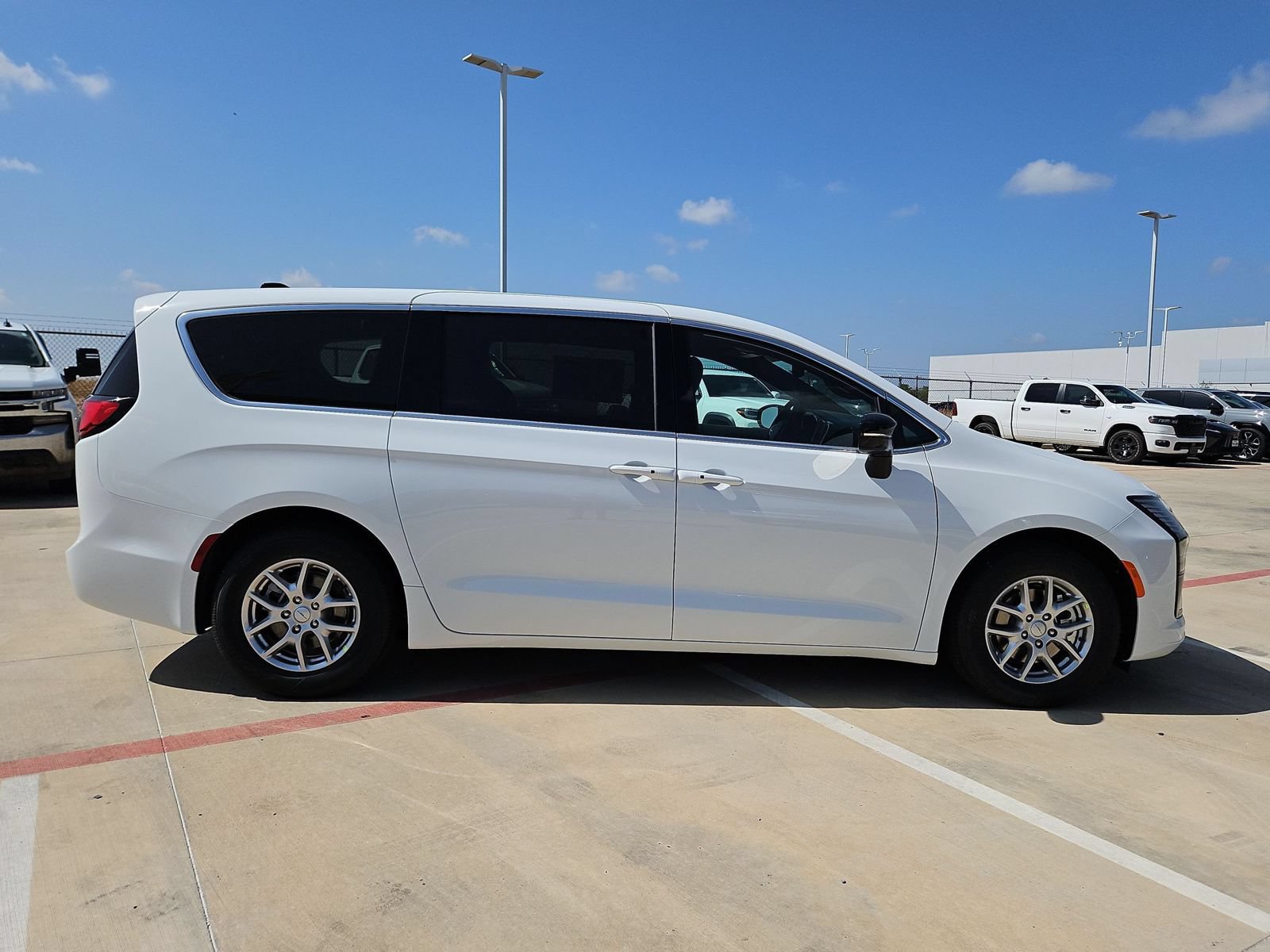 New 2027 Chrysler Pacifica Select FWD image 2