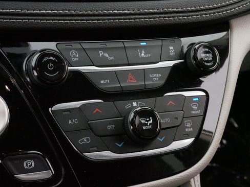 Used 2023 Chrysler Pacifica Limited image 23