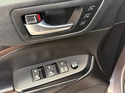 Used 2019 Toyota Highlander AWD V6 image 14