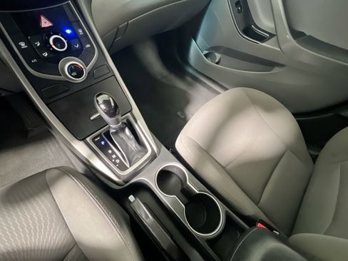 Used 2016 Hyundai Elantra SE image 25