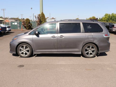 Certified 2017 Toyota Sienna SE Premium FWD image 8