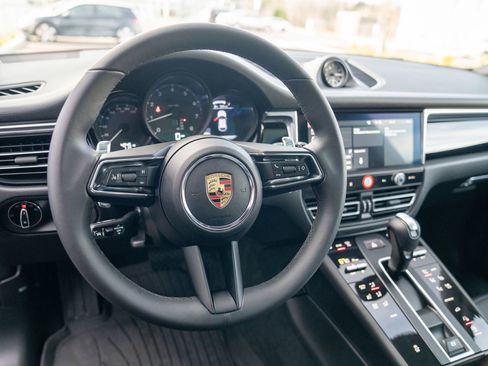 Certified 2025 Porsche Macan image 13