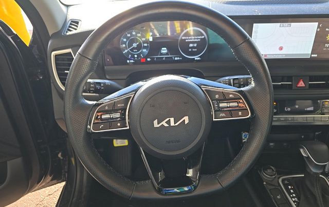 Used 2025 Kia Seltos SX AWD/4WD image 7