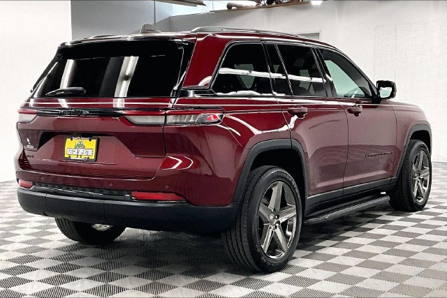 Used 2023 Jeep Grand Cherokee Altitude AWD/4WD image 13