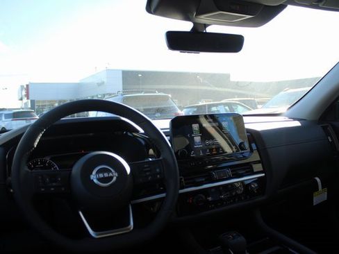 New 2025 Nissan Pathfinder SL image 5