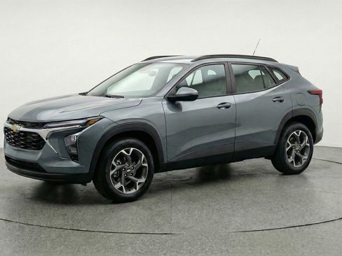 Used 2025 Chevrolet Trax LT w/ LT Convenience Package image 3