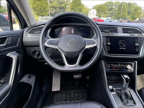 Used 2024 Volkswagen Tiguan SE AWD/4WD image 17
