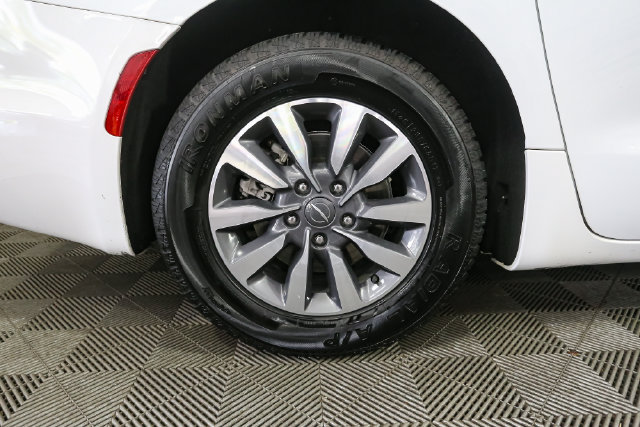 Used 2024 Chrysler Pacifica Limited FWD image 16