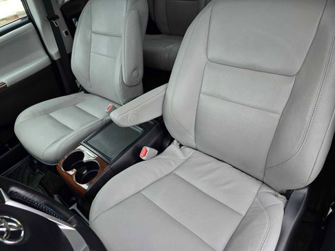 Used 2017 Toyota Sienna Limited Premium AWD/4WD image 23