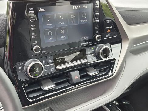 Used 2020 Toyota Highlander XLE AWD/4WD image 21