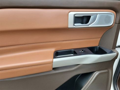 Used 2023 Ford Explorer King Ranch w/ Technology Package image 12