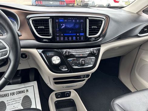 Used 2017 Chrysler Pacifica Touring-L FWD image 15