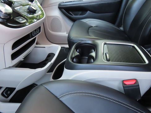 Used 2023 Chrysler Pacifica Touring-L image 17