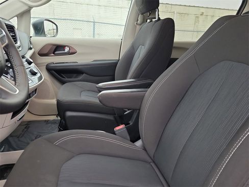 Used 2024 Chrysler Voyager LX image 19