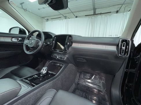 Used 2025 Volvo XC40 B5 Plus image 6
