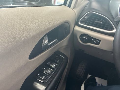 Certified 2024 Chrysler Pacifica Touring-L FWD image 47