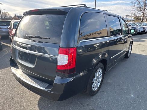 Used 2014 Chrysler Town & Country Touring image 5