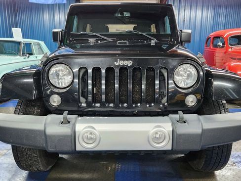 Used 2015 Jeep Wrangler Unlimited Sahara w/ Dual Top Group image 68