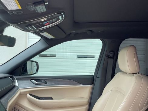 Used 2025 Jeep Grand Cherokee Limited w/ Black Appearance Package image 6