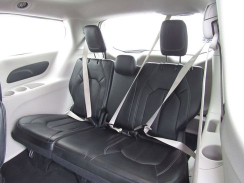 Used 2024 Chrysler Pacifica Touring-L FWD image 16