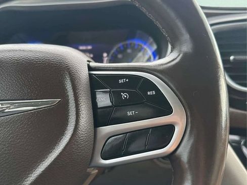 Used 2018 Chrysler Pacifica Touring-L Plus image 29