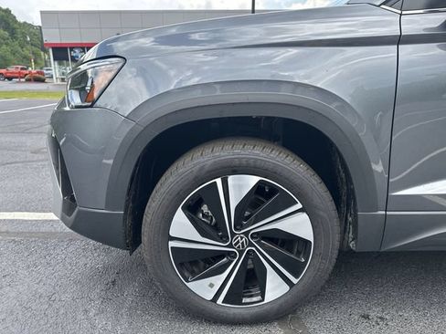 Used 2025 Volkswagen Taos SE w/ Panoramic Sunroof Package AWD/4WD image 21