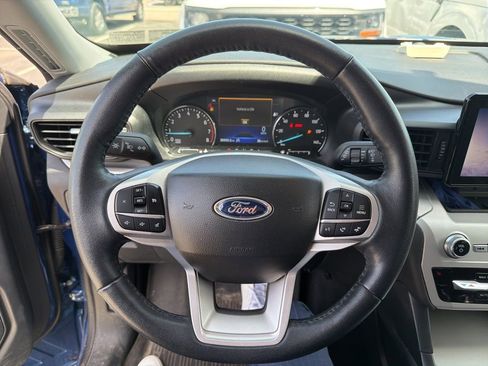 Used 2023 Ford Explorer XLT AWD/4WD image 7