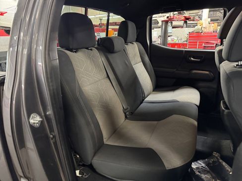 Certified 2022 Toyota Tacoma TRD Off-Road AWD/4WD image 18