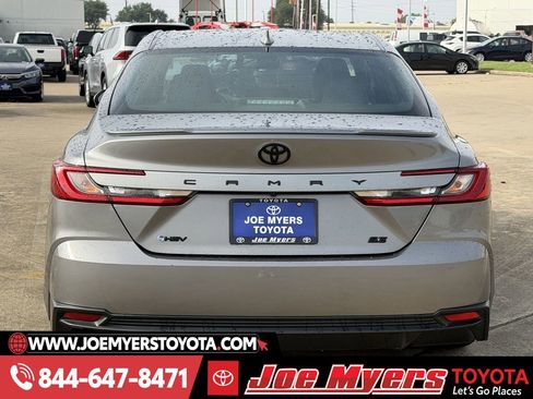 Used 2025 Toyota Camry SE w/ Convenience Package image 8
