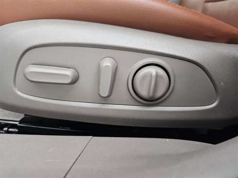 Used 2018 Chevrolet Malibu LT w/ Leather Package image 34