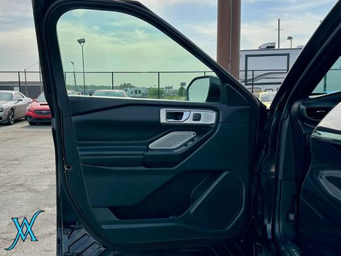 Used 2020 Ford Explorer Platinum w/ Premium Technology Package AWD/4WD image 12
