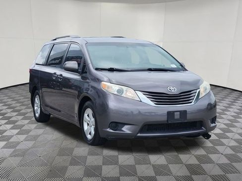 Used 2017 Toyota Sienna LE FWD image 2