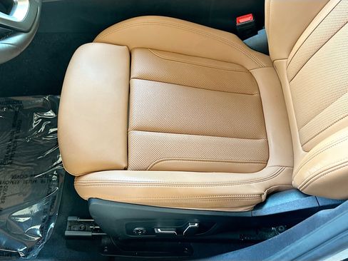 Used 2024 BMW 330i Sedan w/ Premium Package image 19