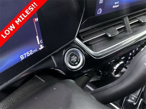 Used 2025 Chevrolet Trax RS w/ Sunroof Package image 17