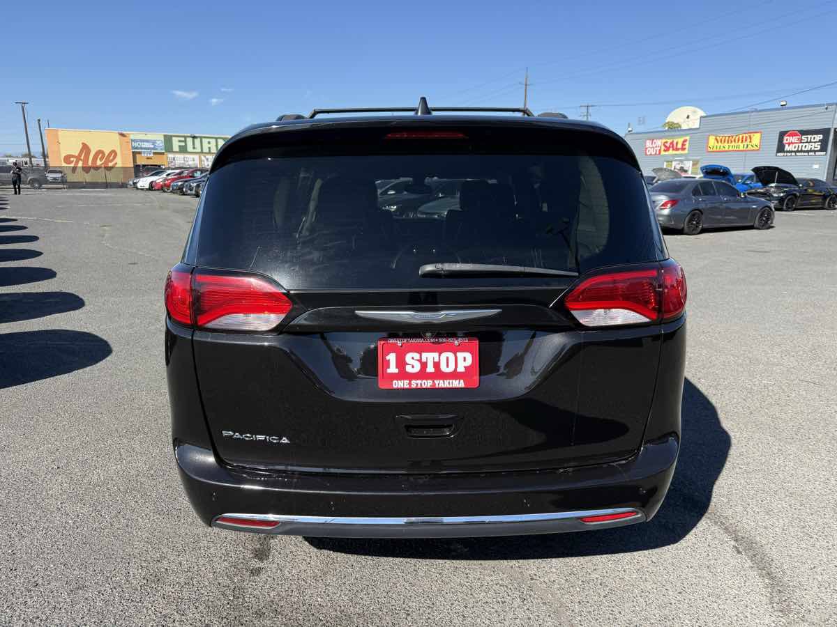 Used 2017 Chrysler Pacifica Touring-L FWD image 4