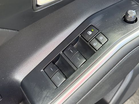 Used 2023 Toyota Highlander XLE image 12