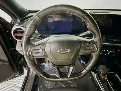 Used 2025 Chevrolet Trax RS w/ Sunroof Package FWD image 11