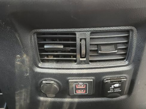 Used 2024 Nissan Titan SV w/ SV Convenience Package image 33