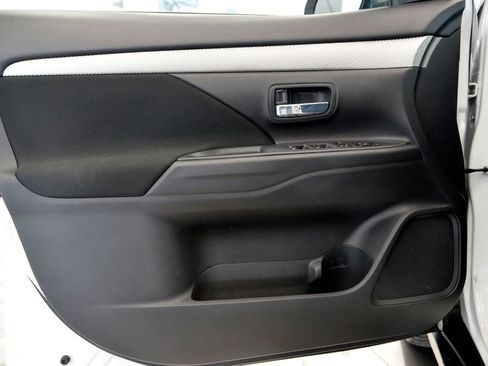 Used 2017 Mitsubishi Outlander SE AWD/4WD image 14