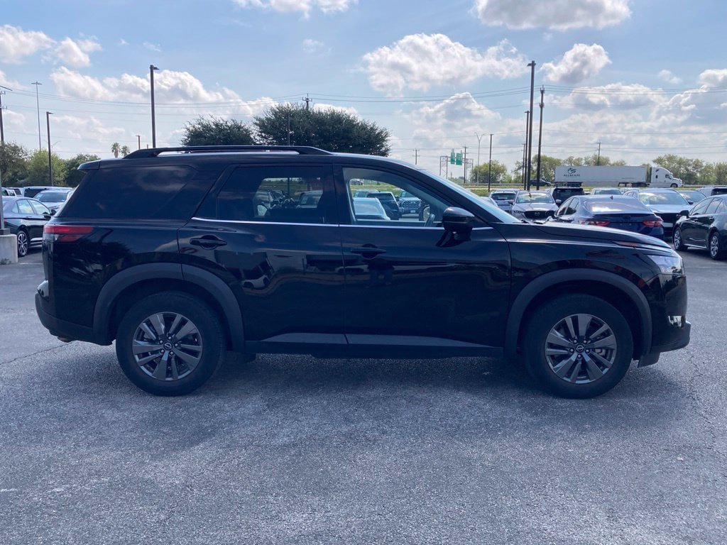 Used 2025 Nissan Pathfinder SV FWD image 4