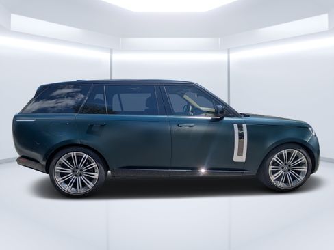 Used 2025 Land Rover Range Rover SV AWD/4WD image 2