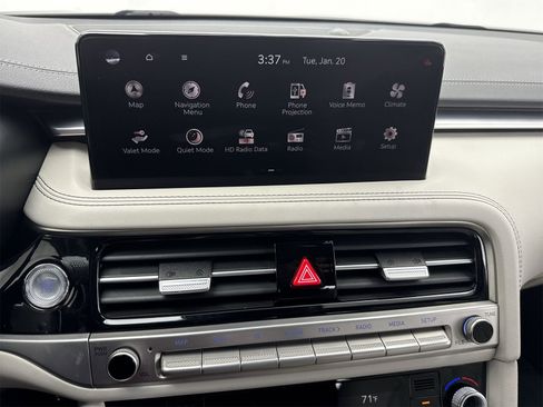 Used 2024 Genesis G70 2.5T image 25