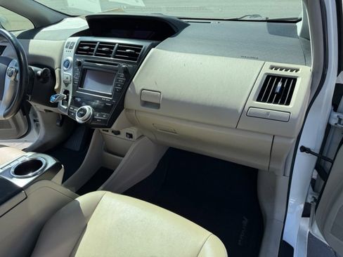 Used 2014 Toyota Prius V Five image 28