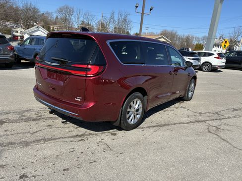Used 2023 Chrysler Pacifica Touring-L image 26