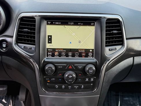 Used 2018 Jeep Grand Cherokee Laredo AWD/4WD image 12