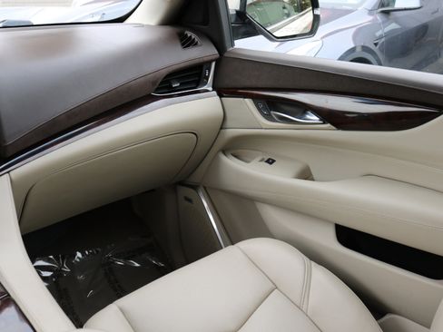 Used 2015 Cadillac Escalade Luxury image 25